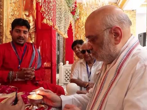 अमित शाह ने जालंधर के श्री देवी तलाब मंदिर में जोत जलाकर माथा टेका।
