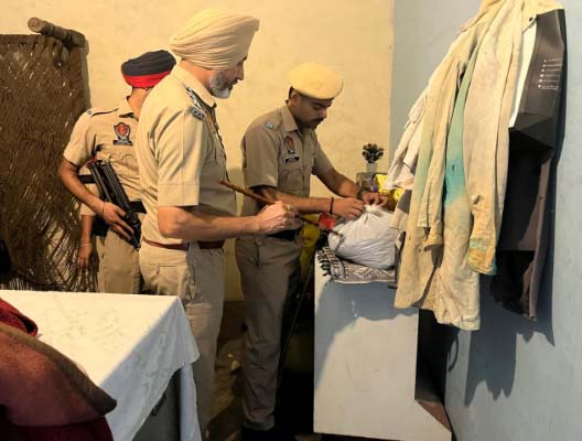चेकिंग करते हुए पुलिसकर्मी।