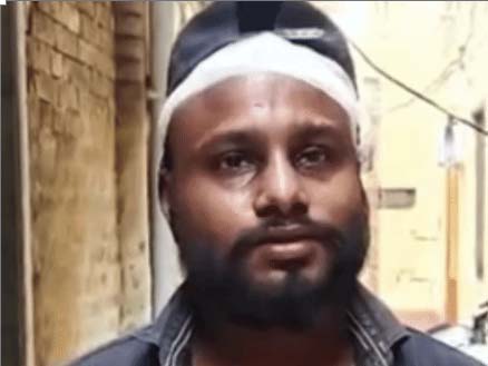 जानकारी देते हुए दीपक।