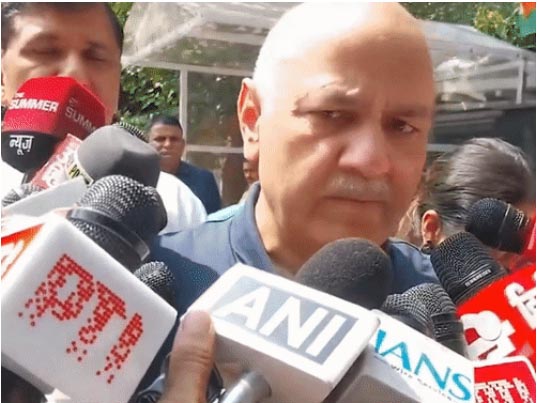 मनीष सिसोदिया जानकारी देते हुए।