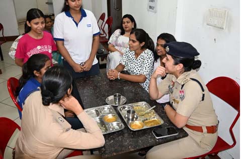 खाना खाते समय छात्राओं से संवाद करतीं एसएसपी खन्ना।