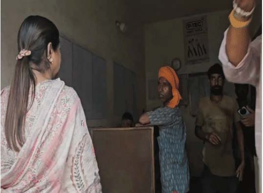 लुधियाना में लॉटरी के अड्‌डे पर रेड करती आप विधायक राजिंदर पाल कौर छीना।