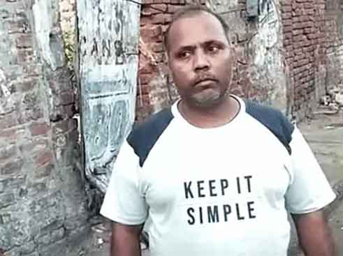जालंधर में नाबालिग से लूट के बारे में जानकारी देता पिता।