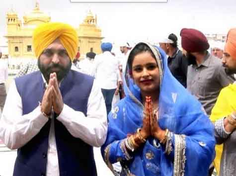 सीएम भगवंत मान और उनकी पत्नी डॉ. गुरप्रीत कौर।- फाइल फोटो